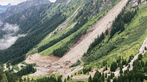 Auf der Silvretta-Hochalpenstraße finden Sicherungsarbeiten statt. Bis 2030 dürfen Autos nicht auf der österreichischen Traumstraße fahren.