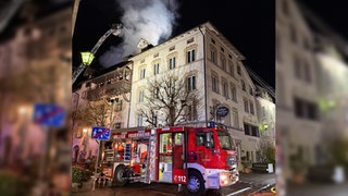 Bei einem Brand in Überlingen (Bodenseekreis) in der Nacht auf Sonntag sind zwei Menschen leicht verletzt worden. 18 Personen benachbarter Gebäude mussten evakuiert werden.