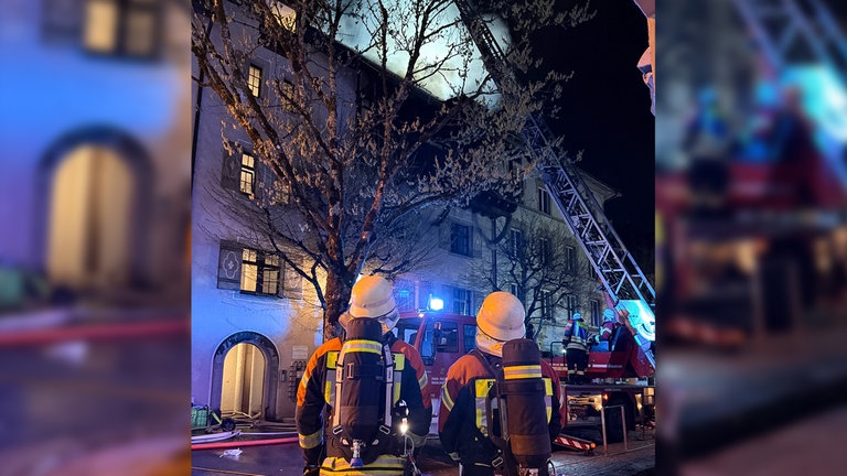 Bei einem Brand in Überlingen (Bodenseekreis) in der Nacht auf Sonntag sind zwei Menschen leicht verletzt worden. 18 Personen benachbarter Gebäude mussten evakuiert werden.