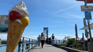 Der Steg zum Moleturm an der Uferpromenade in Friedrichshafen. Das sonnige Wetter hat über die Osterfeiertage zehntausende Touristen an den Bodensee und nach Oberschwaben gelockt. Beliebte Ausflugsziele ziehen eine positive Bilanz. 