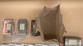 In einem Jutesack in einem eingebauten Versteck in einem Auto fanden die Zöllner vier Pakete mit insgesamt vier Kilogramm Kokain.