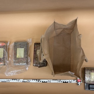 In einem Jutesack in einem eingebauten Versteck in einem Auto fanden die Zöllner vier Pakete mit insgesamt vier Kilogramm Kokain.