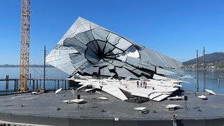 Das Bühnenbild für "La traviata" auf der Seebühne ist im Rohbau fertig. Die Karten für die Verdi-Oper bei den Bregenzer Festspielen sind ausverkauft.