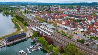 Eine Luftaufnahme zeigt den Bahnhof von Radolfzell am Bodensee.