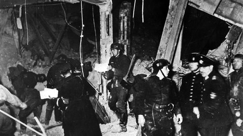 Aufräumarbeiten nach dem Bombenattentat auf Adolf Hitler im Münchner Bürgerbräukeller, November 1939.