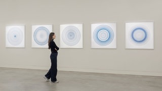 Eine Frau schaut auf ein Kunstwerk von Jill Baroff im Kunstmuseum Ravensburg