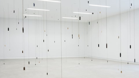 Ein Kunstwerk aus Uhrengewichten