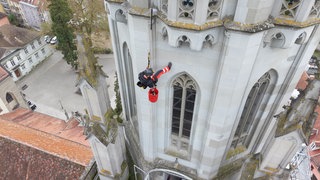 Ein Industriekletterer am Konstanzer Münster. Experten untersuchen das Konstanzer Münster, nachdem am Turm neue Schäden festgestellt worden waren.