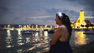 Melina, eine der Protagonistinnen in "Denn dieses Leben lebst nur du", blickt auf den Bodensee.