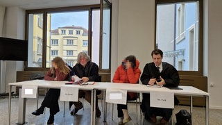 Zwei Lehrerinnen und ihre Verteidiger 2025 vor dem Amtsgericht Konstanz. Gegen ihre Verurteilung wegen fahrlässiger Tötung eines Siebenjährigen beim Schwimmunterricht haben sie Berufung eingelegt.