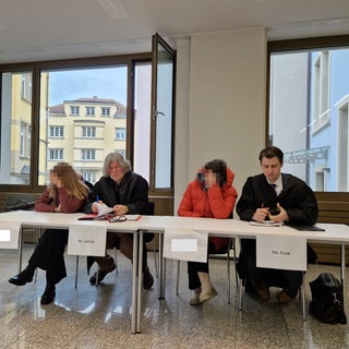 Zwei Lehrerinnen und ihre Verteidiger 2025 vor dem Amtsgericht Konstanz. Gegen ihre Verurteilung wegen fahrlässiger Tötung eines Siebenjährigen beim Schwimmunterricht haben sie Berufung eingelegt.