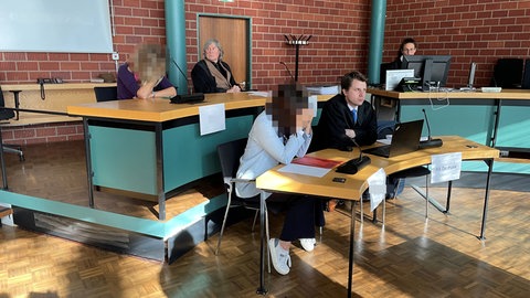 Zwei Lehrerinnen mit ihren Verteidigern im Landgericht Konstanz. Wegen fahrlässiger Tötung eines Schülers im Schwimmunterricht bekamen sie Geldstrafen im Berufungsprozess.