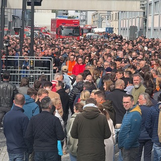 Viele Mitarbeiterinnen und Mitarbeiter sind zu einer Betriebsversammlung bei Rolls-Royce Power Systems in Friedrichshafen gekommen. Dort wurde am Montag vom Betriebsratschef eine Stellenverlagerung ins Ausland angekündigt.