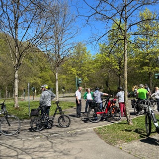 Beim Fahrsicherheitstraining in Friedrichshafen haben rund 20 Teilnehmer mit ihren Pedelecs mitgemacht.