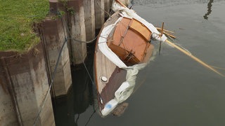 Ein zerstörtes Segelboot im Hafen von Rohrspitz (Vorarlberg). Bei dem Zusammenstoß mit einem Motorboot auf dem Bodensee starb eine Frau.