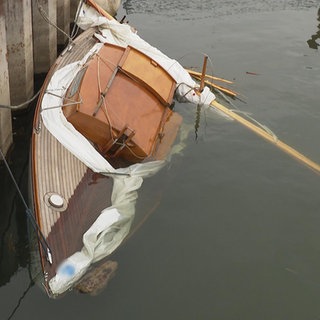 Ein zerstörtes Segelboot im Hafen von Rohrspitz (Vorarlberg). Bei dem Zusammenstoß mit einem Motorboot auf dem Bodensee starb eine Frau.