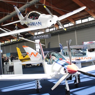 Zahlreiche Flugzeuge sind in den Messsehallen bei der Aero in Friedrichshafen zu sehen