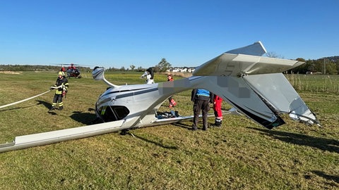 Das Flugzeug liegt falsch herum auf der Graspiste des Flugplatzes in Markdorf