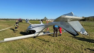 Das Flugzeug liegt falsch herum auf der Graspiste des Flugplatzes in Markdorf