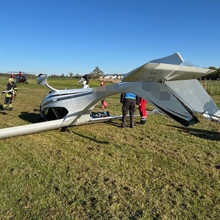 Das Flugzeug liegt falsch herum auf der Graspiste des Flugplatzes in Markdorf