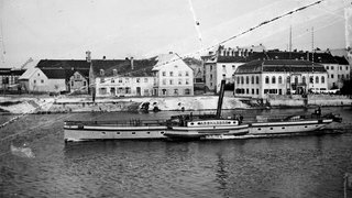 Der Dampfer Arenenberg fährt durch den Seerhein.