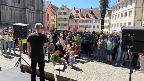 Zahlreiche Menschen beteiligen sich an der Demonstration gegen Gewalt an Frauen