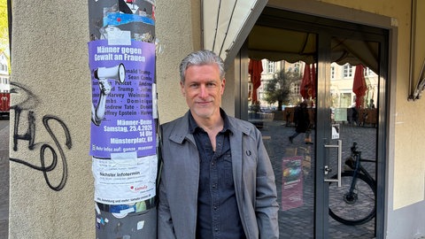 Marcus Göbeler mit einem Plakat zur Männerdemo gegen Gewalt an Frauen in Konstanz