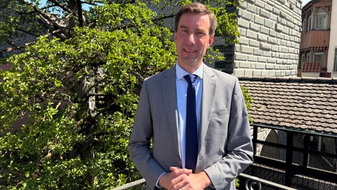 Porträtaufnahme von Florian Schiller auf der Dachterasse des SWR-Büros in Konstanz.