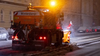 Ein Räumfahrzeug des Winterdienstes räum schneebedeckte Straße frei: In Ravensburg soll das nächsten Winter nicht mehr überall geschehen (Symbolbild)