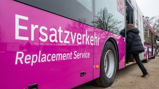 "Ersatzverkehr" steht auf einem Bus: Auf der Württemberg-Allgäu-Bahn kommen in den nächsten Wochen und Monaten Ersatzbusse zum Einsatz.