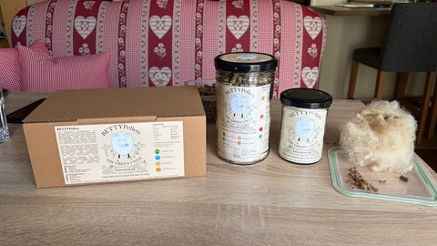Von der Wolle zum fertigen Produkt. Thomas Schnell bietet verschiedene Mengen und Verpackungen an.