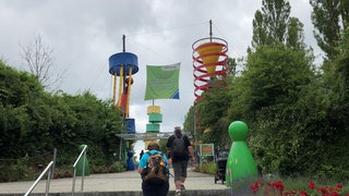 Der Eingangsbereich des Ravensburger Spieleland. Ein Mann mit Gewehr hat dort am Montag einen Polizeieinsatz ausgelöst. Am Ende stellt sich heraus: Der Mann war aber beauftragt. (Archivbild)