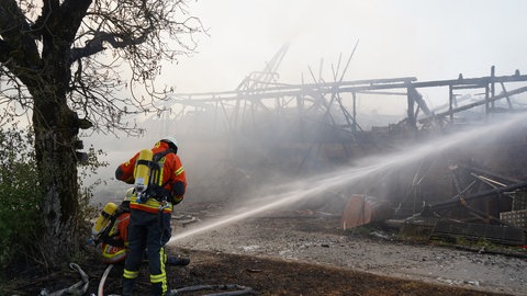 Das Gebäude, in dem das Feuer auf einem Hof bei Wangen im Allgäu wütete, stürzte ein.