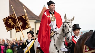 Ist diesmal nicht Heilig-Blut-Reiter beim Blutritt in Weingarten: Basilikapfarrer und Dekan Ekkehard Schmid. Der Diözese Rottenburg-Stuttgart zufolge verletzte sic Schmid beim Probereiten.