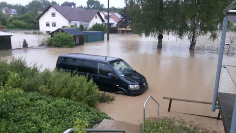 In der Ortsmitte von Maselheim knietiefes Hochwasser