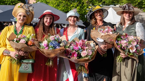 Fünf Frauen haben sich im Jahr 2024 für den Titel der deutschen Hutkönigin in Lindenberg im Allgäu beworben.