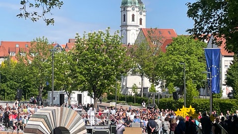 Viele Menschen kamen zum Festakt beim Europatag in Bad Waldsee.
