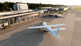 Ein Flugzeug steht vor dem Flughafen Friedrichshafen. Dort nimmt ein neuer Geschäftsführer seine Tätigkeit auf.