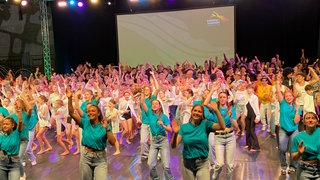 Hunderte Mitwirkende stehen zum Schlussapplaus der Konstanzer Turnfestgala auf der Bühne 