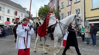 Pater Pirmin Meyer reitet beim Blutritt in Weingarten auf einem Pferd und trägt die Heilig-Blut-Reliquie.