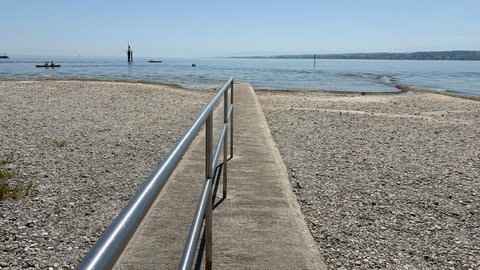 Das Strandbad Hörnle in Konstanz. Der niedrige Wasserstand sorgt für ein breites Ufer und flaches Wasser.
