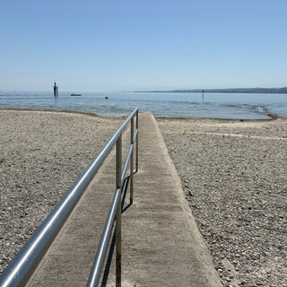 Das Strandbad Hörnle in Konstanz. Der niedrige Wasserstand sorgt für ein breites Ufer und flaches Wasser.