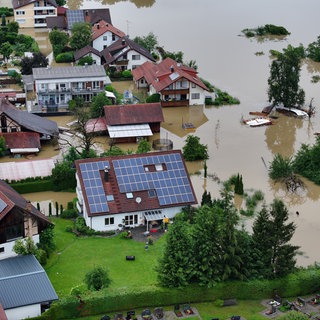 Hochwasser 2024: Teile von Meckenbeuren sind überschwemmt. Das Wasser steht in den Gärten