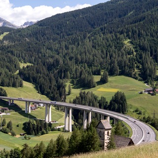 Autos und Lkw fahren über die Brenner-Autobahn.