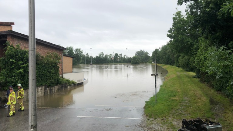 Hochwasser an Festhalle und Sportplatz in Kehlen im Juni 2024