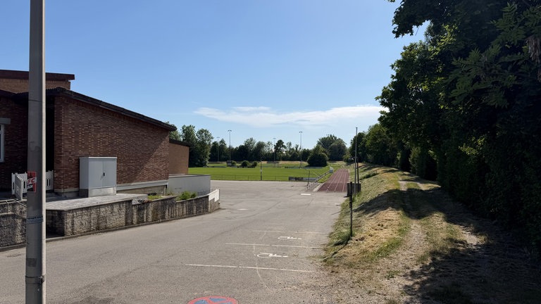 Festhalle und Sportplatz in Kehlen im Mai 2026