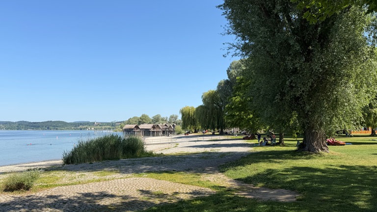 Uhldingen Ende Mai 2026. Keine Überschwemmungen am Ufer und Pfahlbauten stehen frei.