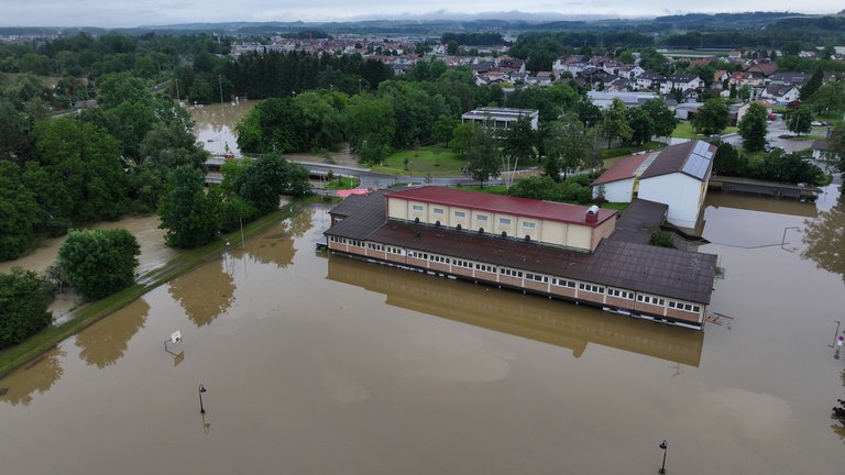 Anfang Juni 2024 überschwemmte das Hochwasser die Festhalle und die Grundschule von Kehlen, einem Teilort von Meckenbeuren.