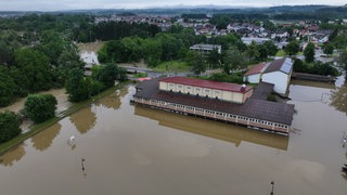 Anfang Juni 2024 überschwemmte das Hochwasser die Festhalle und die Grundschule von Kehlen, einem Teilort von Meckenbeuren.