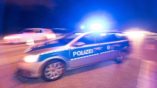 Ein 23-jähriger Autofahrer hat sich in Ravensburg und Weingarten eine Verfolgungsfahrt mit der Polizei geliefert. Mehrere Streifen und ein Polizeihubschrauber waren im Einsatz. (Symbolbild)